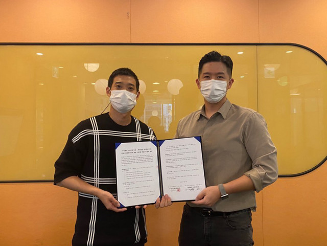 왼쪽부터 스테이션니오 장지현 대표이사, 하프스 장재용 대표이사가 업무협약을 체결하고 기념 사진을 찍고 있다