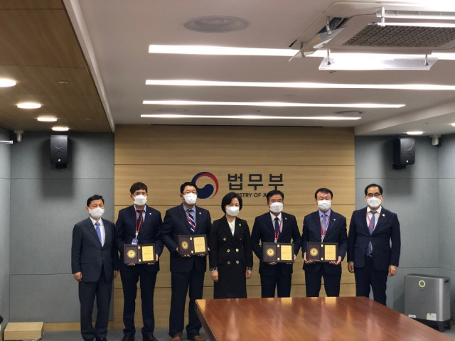법무부는 한국법무보호복지공단이 선정한 출소자 고용 우수기업에 법무부 장관 감사패를 전달했다