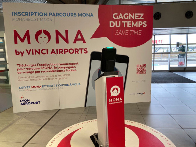 프랑스 리옹 공항의 스마트폰 앱인 모나로 집에서 승객들의 안면이 등록되기 때문에 번거로운 등록 절차를 거치지 않고 공항 전반을 자유롭게 통과할 수 있다