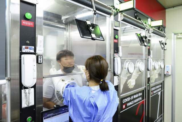 H PLUS Yangji Hospital’s Walk-Thru 3.0 further increases patient safety and convenience as the booth size became larger in width and length (900mm) than the 2.0 version (700mm) so as to minimize the risk of secondary infection inside the booth.