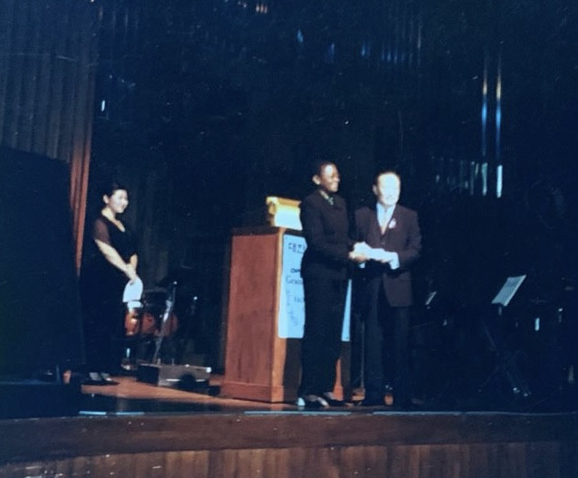 2001년 10월 16일 KARP대한은퇴자협회 주명룡 대표가 뉴욕 링컨센터 Alice Tully Hall 개최된 KARP Gala에서 UN FAO(UN식량농업기구)사무총장에게 성금을 전달하고 있다
