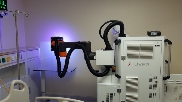 유버의 자외선 살균 로봇이 코로나19 확진자 중환자실에서 살균 작업을 진행하고 있다