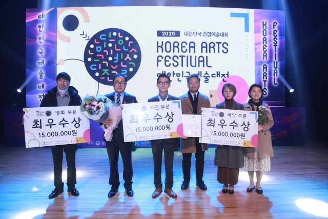 ‘2020 대한민국예술대전’ 최우수상 수상자들이 기념 촬영을 하고 있다