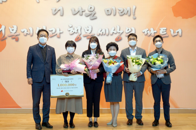 왼쪽부터 허선 한국보건복지인력개발원장과 온라인 명강사 공모전 수상자들이 기념 사진을 촬영하고 있다