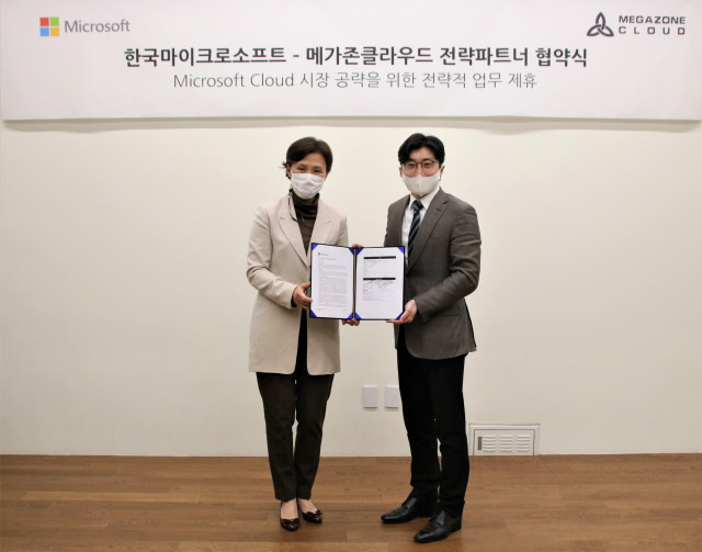 왼쪽부터 한국마이크로소프트 이지은 대표와 메가존클라우드 이주완 대표가 협약식을 갖고 기념 촬영을 하고 있다