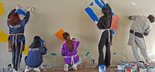 건국대 동아리 다솜모아 학생들이 중랑천 토끼굴 벽화그리기 봉사 활동을 진행하고 있다