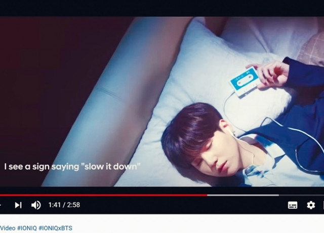 방탄소년단 멤버가 한 전기차 브랜드 테마곡 뮤직비디오에서 카세트MP3를 들고 있다 (사진=서울시: 세운메이드 프로젝트 제공)