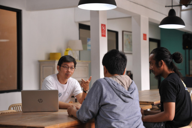 한국사회투자가 KOICA 민관협력사업으로 하고 있는 ‘인도네시아 사회문제해결 혁신창업 지원 강화 사업’에서 한 멘토가 청년들을 대상으로 멘토링을 진행하고 있다