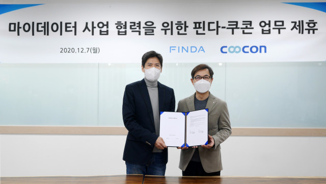 왼쪽부터 박홍민 핀다 대표와 김종현 쿠콘 대표가 기념 촬영을 하고 있다
