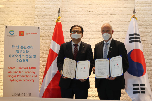 왼쪽부터 장준영 환경공단 이사장, 아이너 옌센 주한덴마크대사가 서울 중구 주한덴마크대사관저에서 ‘순환경제: 바이오 가스 및 그린 수소 생산 분야 협력을 위한 업무 협약식’에 참석해 협약서에 서명하고 있다