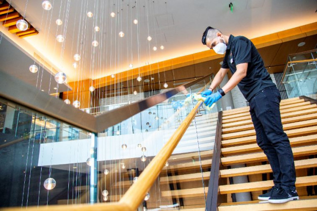 힐튼은 2020 년 6월 힐튼 호텔에 업계 최고의 청결 및 소독 표준을 제공하는 새로운 프로그램인 힐튼 클린스테이를 전 세계적으로 출시하기 시작했다