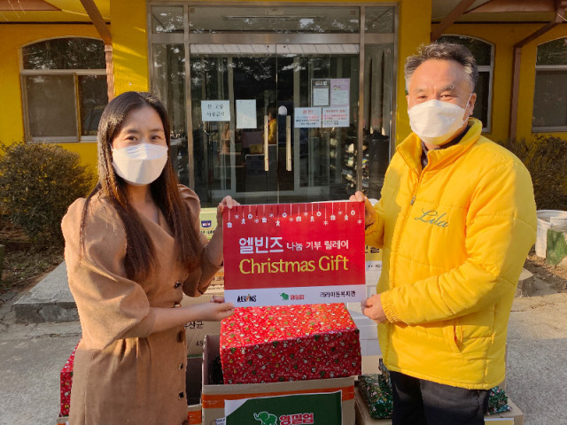 영유아식품 전문 브랜드 엘빈즈가 소외계층 아이들을 위해 리라 아동복지관에 크리스마스 선물과 자사 제품을 전달하는 행사를 가졌다