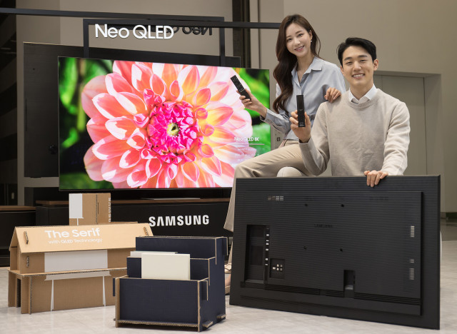수원 삼성 디지털시티에서 2021년 신제품 Neo QLED TV와 새롭게 적용된 솔라셀 리모컨, 에코 패키지를 소개하고 있다