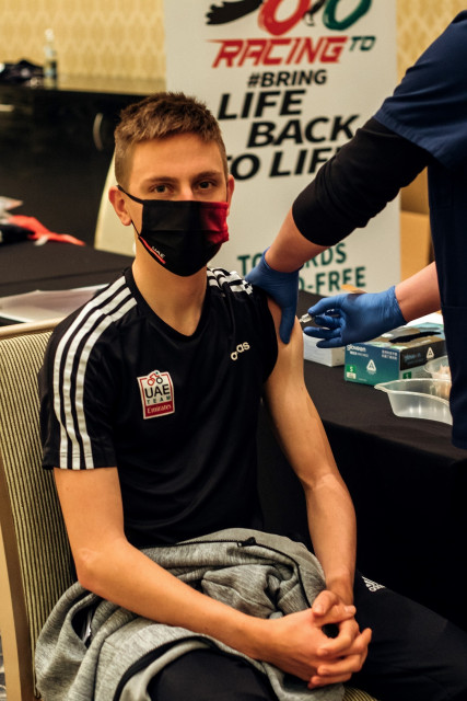 투르 드 프랑스 2020 최종 우승자 슬로베니아의 사이클리스트 타데이 포카차르가 아랍에미리트 두바이에서 코로나19 백신을 접종 받았다