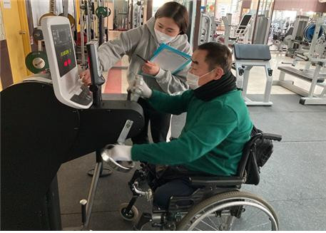 가천대학교 운동재활센터에서 담당 트레이너가 장애인을 대상으로 유니버설디자인을 적용한 실내 운동용품(암에르고미터)을 이용해 맞춤형 운동 프로그램을 제공하고 있다