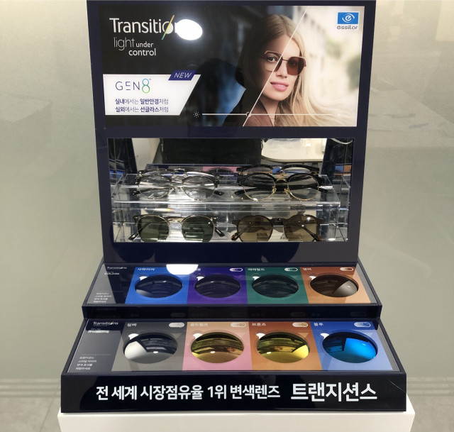에실로코리아가 안경원 내 변색렌즈 소비자 체험 툴 ‘트랜지션스 믹스 앤 매치’를 선보였다
