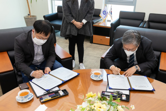 한국농수산대학이 양봉 전문 업체 온팜과 양봉 전문 인력 양성 등을 위한 업무 협약을 체결했다
