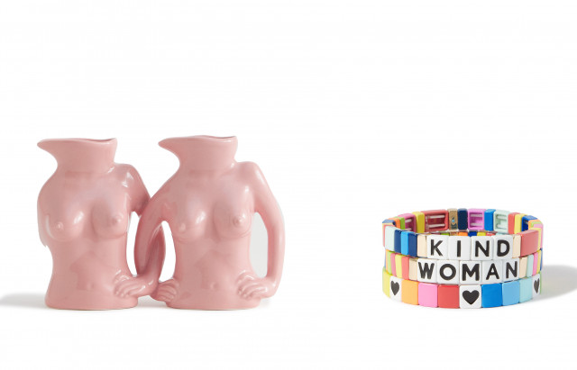 여성 디자이너 브랜드인 아니사 케르미쉬의 꽃병, 록산느 애슐린 브레이슬릿. 수익금 100%는 우먼 포 우먼 인터내셔널에 기부된다