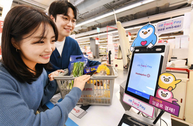 신한카드가 스마트폰 없이 얼굴 인식으로 결제하는 신한 페이스페이를 홈플러스 월드컵점에 도입했다