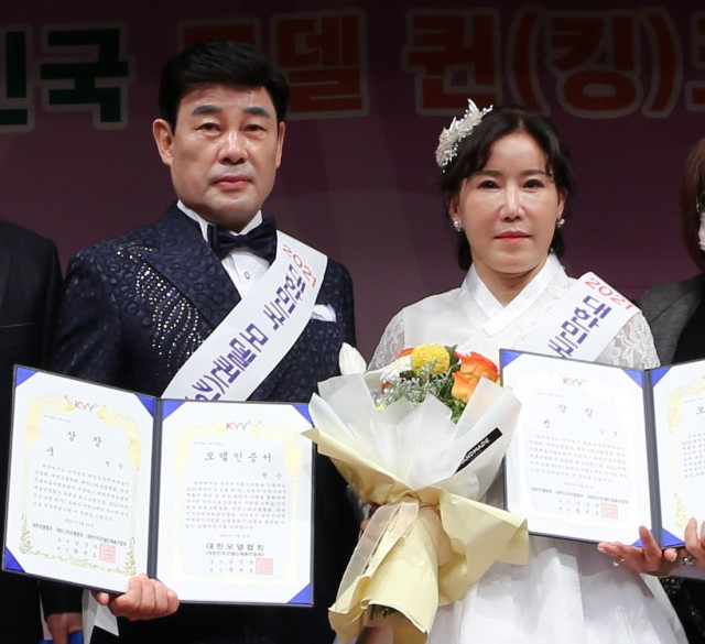 트로트 가수 김설과 현준이 ‘2021 대한민국 모델 퀸(킹) 코리아 어워즈, 패션쇼’ 본선 무대에서 진, 선을 수상했다