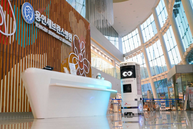 SKT-용인세브란스병원이 공동 구축한 5G 복합방역 로봇 Keemi