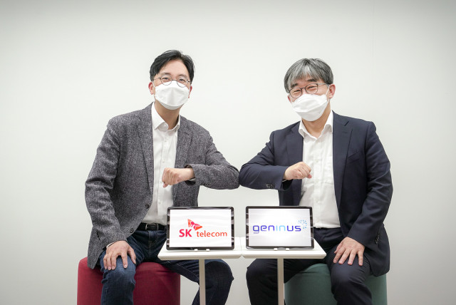 왼쪽부터 김윤 SKT CTO와 박웅양 지니너스 대표가 유전체 분석 AI 알고리즘 개발 및 신약 타겟 발굴을 위한 업무 협약을 맺었다
