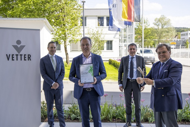 베터파마가 2년 연속으로 Axia Best Managed Companies Award 상을 수상했다. 자사 및 어워드 스폰서사인 Deloitte Private, Credit Suisse 관계자들이 라벤스부르크에서 열린 시상식에 참석했다