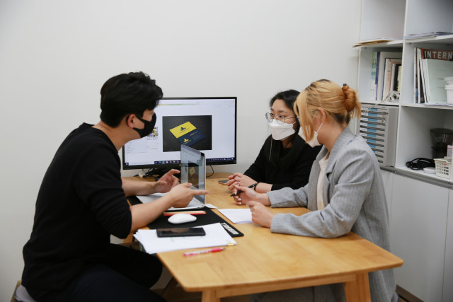 ‘청년 뉴딜로 프로젝트’ 참여기업 소봉의 김봉근 대표와 디자이너 배효선, 지유리 씨가 공간 크리에이팅을 위한 협업 회의를 진행하고 있다