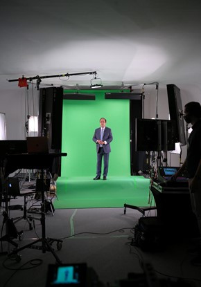 프랑수아 올랑드 전 프랑스 대통령이 홀로그램 촬영을 하고 있다