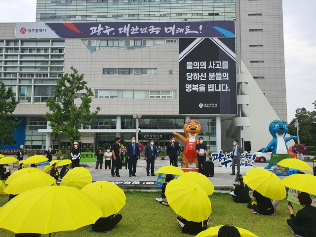 더불어민주당 이낙연 전 대표가 집회 중인 광주광역시 지역아동센터 종사자들을 위로하고 있다