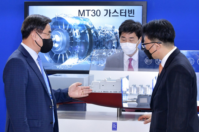 이종열 롤스로이스 한국 지사장이 통합전기추진체계 모형(MT30)을 설명하고 있다