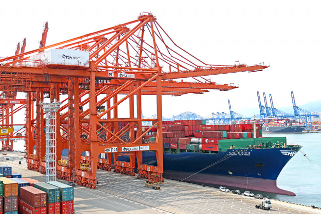 7000TEU급 컨테이너선 HMM 자카르타호가 부산 신항 HPNT에서 국내 수출기업들의 화물을 싣고 있다