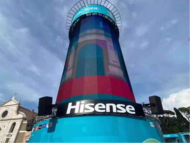 유로 2020 페스티벌 타워의 하이센스 로고