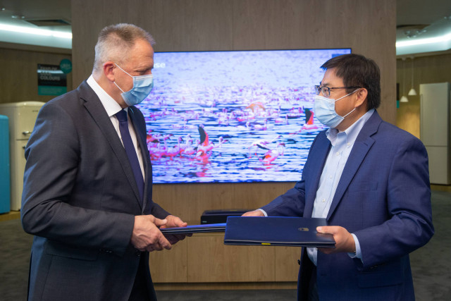 하이센스 유럽 법인의 차오 리우 총괄과 즈드라브코 포시발세크 장관은 하이센스의 벨레네 TV 공장 투자에 주 보조금을 제공하는 계약을 체결했다