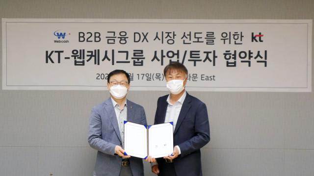 왼쪽부터 KT 구현모 대표, 석창규 웹케시그룹 회장이 KT 본사에서 사업 협력 계약을 체결했다
