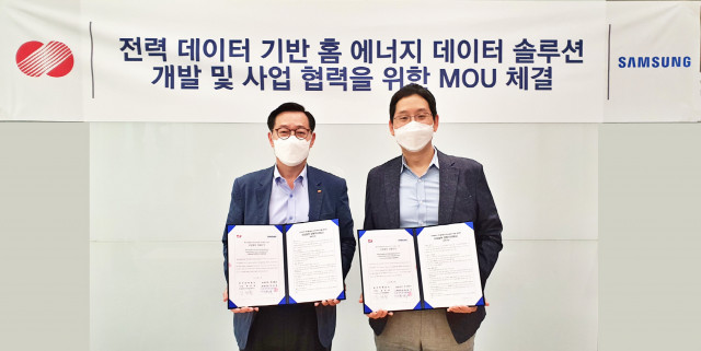 왼쪽부터 김태용 한국전력 디지털변환처장과 박찬우 삼성전자 생활가전사업부 상무가 업무협약을 맺고 기념 촬영을 하고 있다