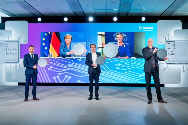보쉬 이사회 의장 및 보쉬 그룹 회장 폴크마 덴너(Dr. Volkmar Denner)와 보쉬 이사회 멤버 하랄드 크뢰거(Harald Kroeger)가 드레스덴 새로운 300mm 웨이퍼 팹 공식 오픈행사에 참석하고 있다. 왼쪽 위부터 독일 총리 앙겔라 메르켈(Dr. Angela Merkel), EU 집행위 부위원장 마르그레테 베스타거(Margrethe Vestager), 왼쪽 아래부터 작센(Saxony)주 총리 미하엘 크레치머(Michael Kretschmer), 보쉬 이사회 의장 및 보쉬 그룹 회장 폴크마 덴너(Dr. Volkmar Denner), 보쉬 이사회 멤버 하랄드 크뢰거(Harald Kroeger)