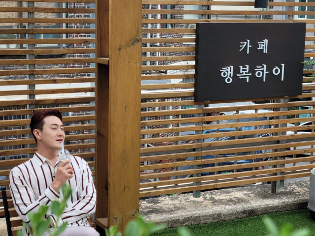 이천시니어클럽 카페 행복하이에서 개그맨 김원효 씨가 홍보 촬영을 하고 있다