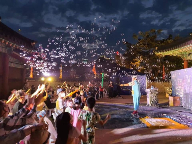 극단아띠가 마련한 만호동락 문화놀이 한마당에서 행복한 버블 공연이 이뤄지고 있다