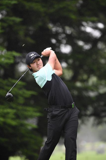 일본 PGA 챔피언십 대회 중 스윙하는 김성현 선수