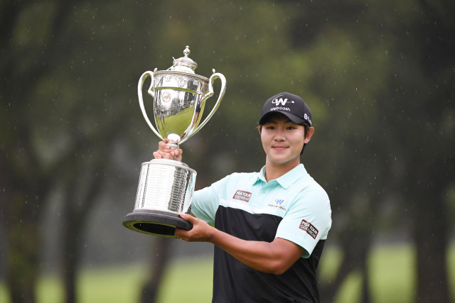 김성현 선수가 일본 PGA 챔피언십 우승 트로피를 들어올리고 있다