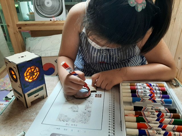 한국마이크로크레디트신나는조합이 진행한 돌봄지원 프로그램에 참여한 한 아이가 활동을 하고 있다