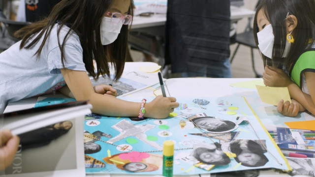 서서울예술교육센터 빼꼼 프로젝트에 참여한 어린이들이 함께 작품을 만들고 있다