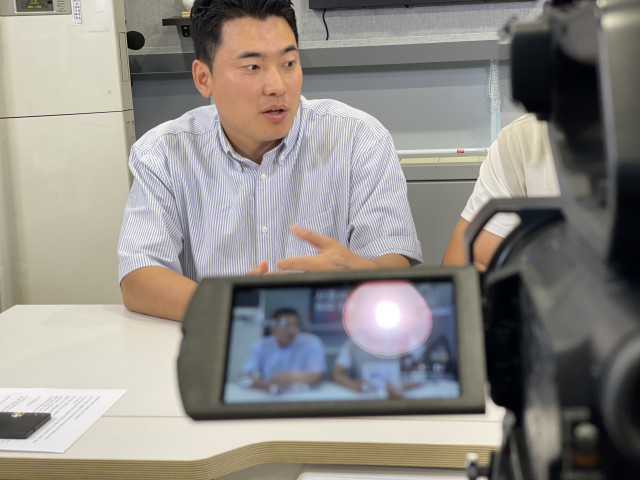 서초구립방배유스센터 미디어실 서초통통TV에서 유튜버 코미꼬와 리포터 청소년이 인터뷰를 진행하고 있다