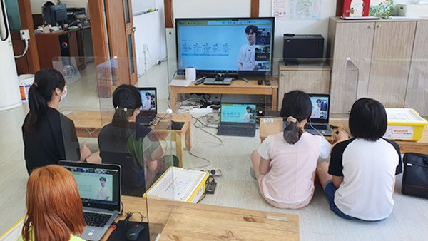 지역아동센터의 아동들이 실시간 온라인으로 진행되는 스마트모빌리티 공학 체험교육에 참여하고 있다