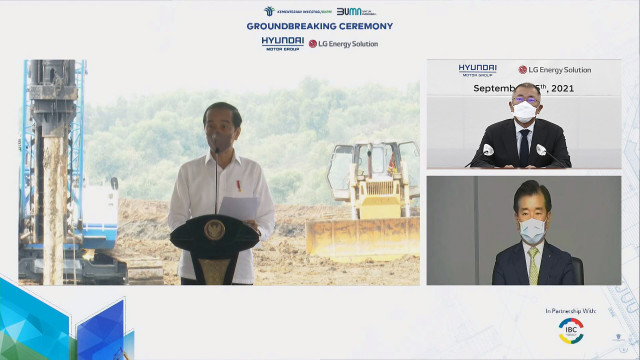조코 위도도 인도네시아 대통령(왼쪽 화면), 정의선 현대자동차그룹 회장(오른쪽 상단 화면), 김종현 LG에너지솔루션 사장(오른쪽 하단 화면)이 온라인 화상 연결을 통해 배터리셀 합작공장 기공식 행사에 참석했다
