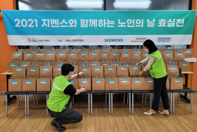 한국지멘스가 임직원 봉사단체 ‘더 나눔 봉사단’을 통해 저소득층 어르신들에게 1000만원 상당의 특별 대체 식품과 개인위생 키트를 지원한다