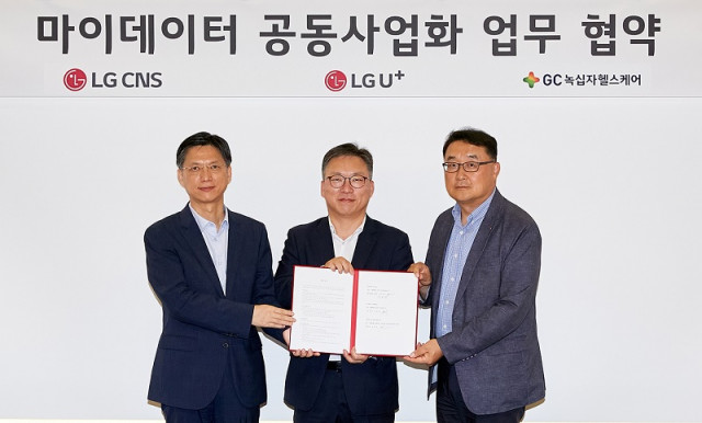 왼쪽부터 LG CNS 김은생 부사장, GC녹십자헬스케어 안효조 대표이사, LG유플러스 박종욱 전무가 협약식에서 기념 촬영을 하고 있다