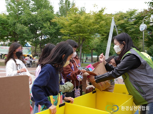 환경실천연합회, 우리동네 플라스틱 줄이기 장난감 재활용 캠페인 모습(광주광역시 봉선동)