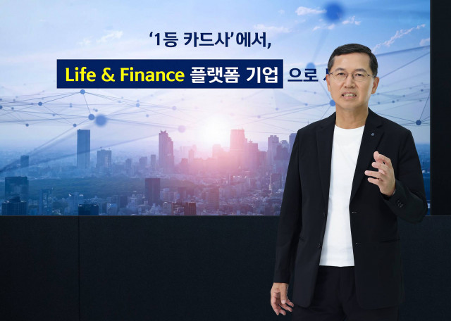 신한카드 창립 14주년 기념식에서 임영진 사장이 라이프앤파이낸스 플랫폼 기업으로 도약을 위한 의지를 강조하고 있다